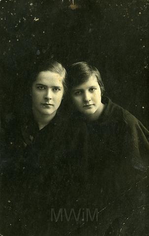 KKE 822.jpg - OD lewej: pierwsza Wanda Kossarska, druga siostra Łucja Kossarska, 1931 r.